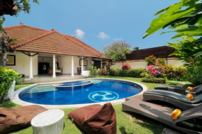 Отель Heliconia Villa  Kuta